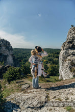 Laden Sie das Bild in den Galerie-Viewer, Lenny Lamb Woven Baby Wrap/Vävd sjal - JURASSIC PARK - FOSSIL - 100% bomull