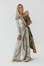 Laden Sie das Bild in den Galerie-Viewer, Lenny Lamb Woven Baby Tragetuch – HERBARIUM - RAINDROPS – 100% Baumwolle