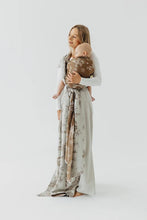 Laden Sie das Bild in den Galerie-Viewer, Lenny Lamb Woven Baby Tragetuch – HERBARIUM - RAINDROPS – 100% Baumwolle