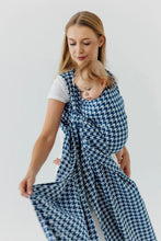 Laden Sie das Bild in den Galerie-Viewer, Lenny Lamb Woven Baby Wrap/Vävd sjal - PATA DE GALLO - PUZZLE - 40% bomull, 40% merinoull, 13% silke, 7% kashmir