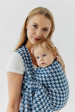 Laden Sie das Bild in den Galerie-Viewer, Lenny Lamb Woven Baby Wrap/Vävd sjal - PATA DE GALLO - PUZZLE - 40% bomull, 40% merinoull, 13% silke, 7% kashmir