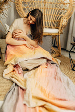 Laden Sie das Bild in den Galerie-Viewer, Lenny Lamb Woven Baby Tragetuch – LITTLE LOVE - MADISON – 100% Baumwolle