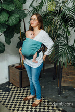 Laden Sie das Bild in den Galerie-Viewer, LennyHip Carrier - LITTLE HERRINGBONE OMBRE GREEN - 100% bomull