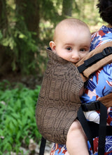 Laden Sie das Bild in den Galerie-Viewer, Wompat LITE Baby Carrier - Kide Kaneli - 90% ekologisk bomull, 10% kapok