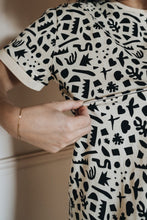 Laden Sie das Bild in den Galerie-Viewer, Geometrisk mamma amningst-shirtklänning