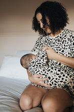 Laden Sie das Bild in den Galerie-Viewer, Geometrisk mamma amningst-shirtklänning