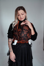 Laden Sie das Bild in den Galerie-Viewer, KOKADI Woven Baby Wrap/Vävd sjal - Skulls x Florian - 56% Bambuviskos, 41% ekologisk bomull, 2% lurex, 1% polyester