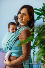 Laden Sie das Bild in den Galerie-Viewer, Lenny Lamb Woven Baby Wrap/Vävd sjal - MATCHA - 100% bomull