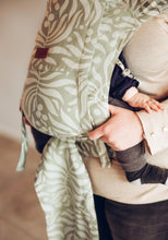 Laden Sie das Bild in den Galerie-Viewer, LELIBA Tai Babytrage – Bungi Green – 100 % Bio-Baumwolle