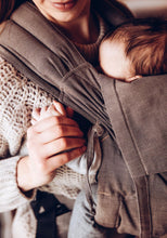 Ladda upp bild till gallerivisning, LELIBA Zack bärsele - Sepia - 100% ekologisk bomull