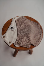 Laden Sie das Bild in den Galerie-Viewer, Drool Pads - Safari Eleni