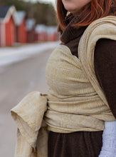 Load image into Gallery viewer, Vanamo Woven Wrap/Vävd sjal - Kide Ambra - 40% ekologisk bomull, 30% linne, 30% merinoull