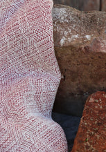 Laden Sie das Bild in den Galerie-Viewer, Vanamo Woven Wrap/Vävd sjal - Kide Kaiho - 35% ekologisk bomull, 35% bourettesilke, 30% merinoull - Utförsäljning!