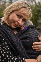 Load image into Gallery viewer, Yaro ringsjal - Dandy Duo Black Laser Tencel Seacell Ring Sling - 55% bomull, 35% tencel, 15% Seacell