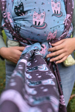 Laden Sie das Bild in den Galerie-Viewer, Yaro ringsjal - Kittycorn Trinity Black Red Blue White Wool Ring Sling - 75% bomull, 25% merinoull - Utförsäljning!