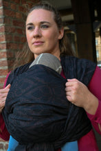 Laden Sie das Bild in den Galerie-Viewer, Yaro ringsjal - La Vita Duo Black Alpaca Red Glam Ring Sling - 69% bomull, 30% baby alpacka, 1% glitter - Utförsäljning!