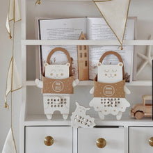 Laden Sie das Bild in den Galerie-Viewer, Mrs Teddy Bear - wooden Montessori lacing toy