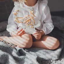 Laden Sie das Bild in den Galerie-Viewer, Amelia the monkey - wooden Montessori lacing toy