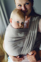 Laden Sie das Bild in den Galerie-Viewer, Little Frog Baby Wrap - Hazy Love Drift - 50% kammad bomull, 50% tencel