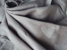 Laden Sie das Bild in den Galerie-Viewer, Little Frog Baby Wrap - Hazy Love Drift - 50% kammad bomull, 50% tencel