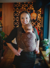 Laden Sie das Bild in den Galerie-Viewer, Little Frog Baby Wrap - Umber Lightness - 100% kammad bomull