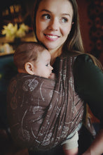 Laden Sie das Bild in den Galerie-Viewer, Little Frog Baby Wrap - Umber Lightness - 100% kammad bomull