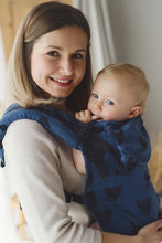 Laden Sie das Bild in den Galerie-Viewer, Little Frog Ergonomic Baby Carrier Prime Infinity Love – Black Hearts - 100% Baumwolle
