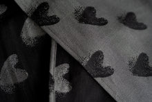 Laden Sie das Bild in den Galerie-Viewer, Little Frog Baby Wrap - Cosy Love - 50% gekämmte Baumwolle, 50% Bio-Baumwolle