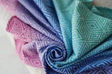 Laden Sie das Bild in den Galerie-Viewer, Little Frog Baby Wrap - Aurora Cube - 100% kammad bomull