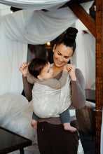 Laden Sie das Bild in den Galerie-Viewer, Little Frog Baby Wrap - Fleeting Nature - 80% kammad bomull, 10% linne, 10% viskos