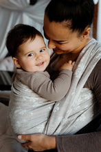 Laden Sie das Bild in den Galerie-Viewer, Little Frog Baby Wrap - Fleeting Nature - 80% kammad bomull, 10% linne, 10% viskos