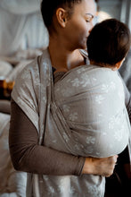 Laden Sie das Bild in den Galerie-Viewer, Little Frog Baby Wrap - Fleeting Nature - 80% kammad bomull, 10% linne, 10% viskos