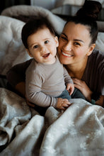 Laden Sie das Bild in den Galerie-Viewer, Little Frog Baby Wrap - Fleeting Nature - 80% kammad bomull, 10% linne, 10% viskos