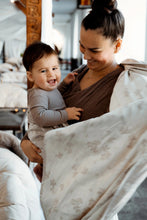 Laden Sie das Bild in den Galerie-Viewer, Little Frog Baby Wrap - Fleeting Nature - 80% kammad bomull, 10% linne, 10% viskos