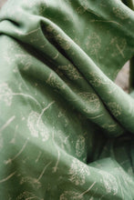 Laden Sie das Bild in den Galerie-Viewer, Little Frog Baby Wrap - Linen Lightness - 75% kammad bomull, 25% linne