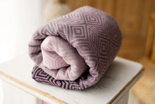 Laden Sie das Bild in den Galerie-Viewer, Little Frog Baby Wrap - Roselily Cube - 100% kammad bomull