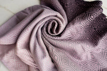 Laden Sie das Bild in den Galerie-Viewer, Little Frog Baby Wrap - Roselily Cube - 100% kammad bomull