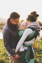 Laden Sie das Bild in den Galerie-Viewer, Little Frog Baby Wrap - Mossy Cube - 100% kammad bomull