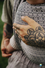 Laden Sie das Bild in den Galerie-Viewer, Little Frog Baby Wrap - Lovely Fog - 100% kammad bomull