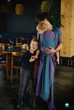 Laden Sie das Bild in den Galerie-Viewer, Little Frog Baby Wrap - Lovely Nightfall - 100% kammad bomull