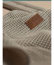Laden Sie das Bild in den Galerie-Viewer, ISARA Quick Half Buckle Carrier - Cream Waffle - 100% ekologisk bomull