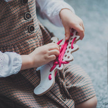 Laden Sie das Bild in den Galerie-Viewer, Alex the dinosaur - wooden Montessori lacing toy