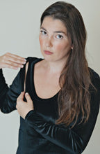 Ladda upp bild till gallerivisning, Lång amningsklänning i sammet med öppen rygg