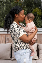 Laden Sie das Bild in den Galerie-Viewer, Geometrisk amningst-shirt