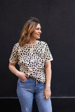 Laden Sie das Bild in den Galerie-Viewer, Geometrisk amningst-shirt