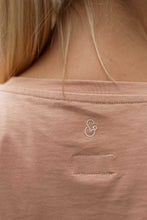 Laden Sie das Bild in den Galerie-Viewer, Amningst-shirt Breastfeeling - Gammelrosa