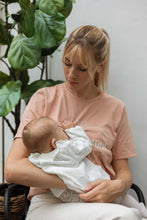 Laden Sie das Bild in den Galerie-Viewer, Amningst-shirt Breastfeeling - Gammelrosa