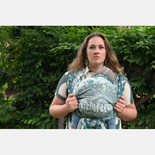 Laden Sie das Bild in den Galerie-Viewer, Yaro ringsjal - Flowersnake Duo Black Blue Wool Ring Sling - 40% bomull, 30% merinoull, 30% Tencel