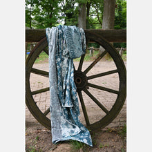 Ladda upp bild till gallerivisning, Yaro vävd sjal - Flowersnake Duo Black Blue Wool - 40% bomull 30%, merinoull, 30% tencel