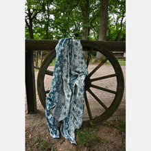 Ladda upp bild till gallerivisning, Yaro vävd sjal - Flowersnake Duo Black Blue Wool - 40% bomull 30%, merinoull, 30% tencel